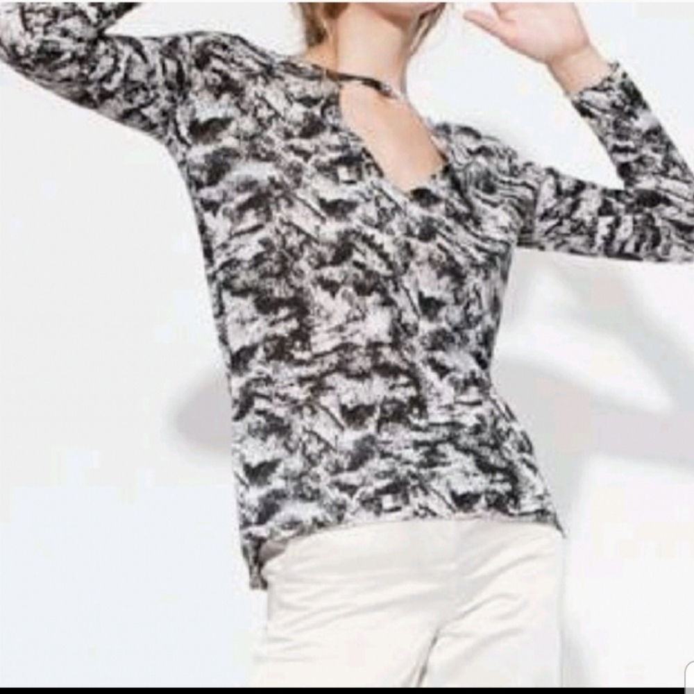 🆕️Kokun printed keyhole pullover